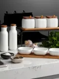 ladelle Набор ёмкостей с подносом Essentials из фарфора и акации, белый — фото 3