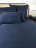 Westwing Collection Простыня Comfort из хлопкового сатина, темно-синяя — фото 1
