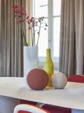 Kristina Dam Studio Статуэтка Globe в форме шара из терракоты, Ø 18 × В 17 см, Приглушённый белый — фото 4