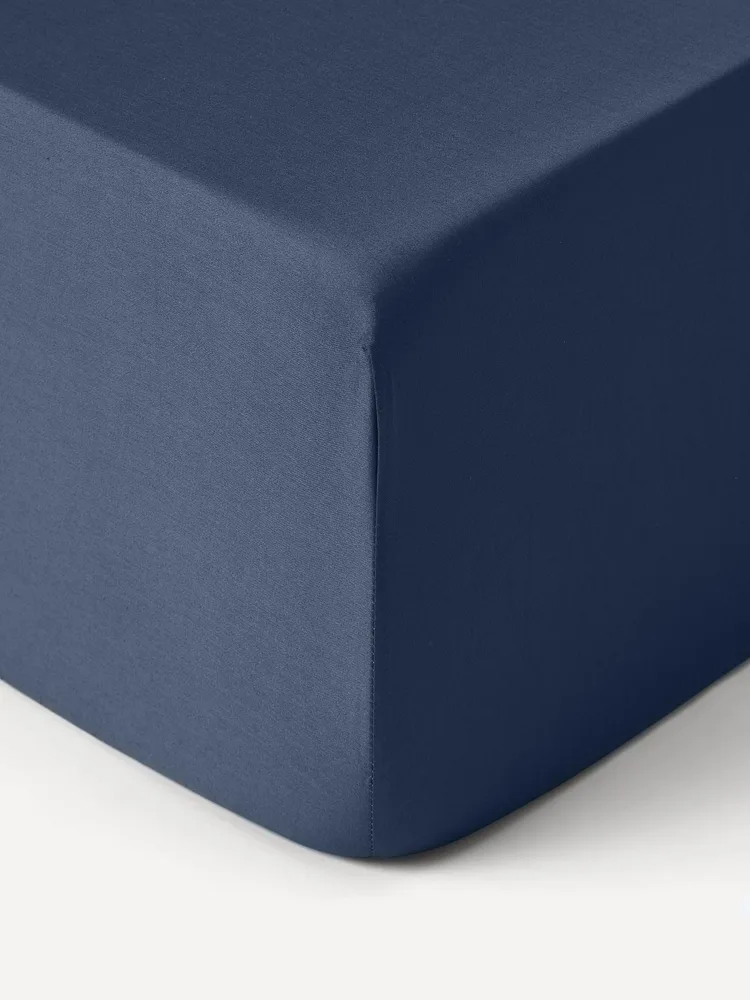 Westwing Collection Простыня на резинке Comfort Premium из хлопкового сатина, темно-синяя