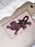 Bongusta Коврик Pink Tiger из шерсти ручной работы с тигром, 52 х 90 см, светло-бежевый с красным — фото 3
