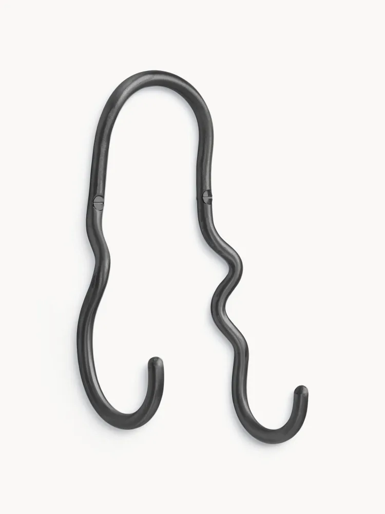 Ferm Living Крючок настенный Curvature изогнутый из латуни ручной работы, 13х21 см, чёрный матовый
