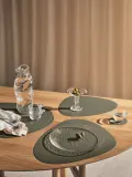 LIND DNA Комплект асимметричных салфеток под приборы из кожи Curve, 4 шт, 44x37 см, оливковый зелёный — фото 3