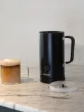 Sjöstrand Coffee Вспениватель молока Zeio на 300 мл с двойными стенками из нержавеющей стали, горячая и холодная пена, чёрный — фото 5