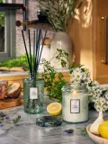 Ароматическая свеча Voluspa Japonica французское дерево и лаванда — фото 3