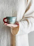 Bloomingville Mini Кружка детская Nini из каменной керамики с ручной росписью, 100 мл, диаметр 8 см, светло-голубая с молочно-белым — фото 3