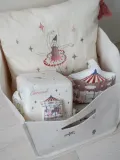 Cam Cam Copenhagen Мягкая игрушка кубик развивающий Carousel из хлопка с пищалкой и зеркальцем, 13х13 см, молочно-белая — фото 4