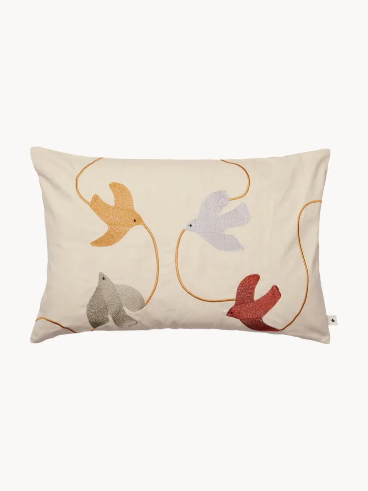 Ferm Living Kids Подушка декоративная детская Swif с вышивкой птиц из хлопка, пухо-перьевой наполнитель, 40х60 см, кремовая