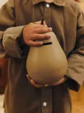 Ferm Living Kids Копилка детская Pear в виде груши из глазурованной каменной керамики, 12 х 19 см, серо-бежевая с коричневым — фото 5