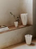 Ferm Living Ваза Dedali из каменной керамики высотой 18 см — фото 7