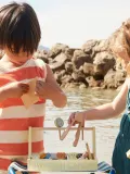 Kids Concept Набор игрушек магазин сладостей Kid's Hub из дерева и МДФ с щипцами и пакетами, прилавок 25х16х15 см — фото 7