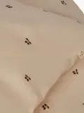 Konges Sløjd Комплект постельного белья детский Cherry из хлопка, 70 х 100 см с наволочкой 40 х 45 см, светло-розовый с бордовым — фото 2