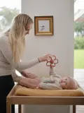Mushie Прорезыватель для зубов Daisy силиконовый в форме цветка с погремушкой, 15х14 см, пыльно-розовый — фото 3