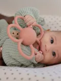 Mushie Прорезыватель для зубов Daisy силиконовый в форме цветка с погремушкой, 15х14 см, пыльно-розовый — фото 5