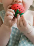 Oli & Carol Прорезыватель Sweetie the Strawberry из натурального каучука, ручная работа, красный, 22 x 13 см — фото 6