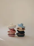 Mushie Набор игрушек для ванной Kids Bath Boats из полипропилена, 5 лодочек, 12х6х6 см, оттенки синего и бежевый — фото 4