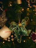 Anna + Nina Ёлочное украшение Luxe Bow ручной работы, шалфейно-зелёный, оттенки золотого и серебристого — фото 3