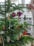 Bloomingville Набор ёлочных украшений Jivani в форме ёлочек из каучукового дерева, 6 шт — фото 2