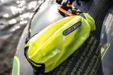 Мешок Ortlieb Dry Bag PS10, Объём 1,5 л, цвет оранжево-персиковый / Объём 1,5 л, цвет лаймовый / Объём 12 л, цвет чёрный — фото 6