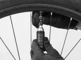 Насос велосипедный под баллончики CO2 Topeak Airbooster Nano 16 г — фото 1