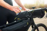 Сумка на раму Apidura Expedition 2.0 Bolt-On Top Tube Pack — фото 6
