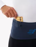 Поясная сумка Compressport Free Belt Pro 2.0, Размер S, объём 3,5 л, цвет тёмно-синий / Размер L, объём 3,5 л, цвет тёмно-синий / Размер M, объём 3,5 л, цвет бело-жёлтый / Размер M, объём 3,5 л, цвет бело-чёрный — фото 6