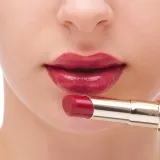Губная помада в стике Sensai Lasting Plump Lipstick, оттенок 10 - JUICY RED — фото 4