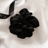 Poshyou Scrunchie Midi Nero резинка для волос тканевая чёрная ширина 5 см, 1 шт — фото 1