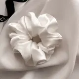 Poshyou Scrunchie Midi резинка для волос тканевая оттенок ecru, 1 шт — фото 1
