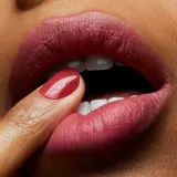 MAC Powder Kiss Помада для губ матовая пудровая, в стике, оттенок A LITTLE TAMED (FN) — фото 5