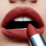 MAC Powder Kiss Помада для губ матовая пудровая, в стике, оттенок DEVOTED TO CHILI (FN) — фото 3