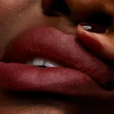 MAC Powder Kiss Помада для губ матовая пудровая, в стике, оттенок DEVOTED TO CHILI (FN) — фото 5