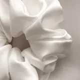 Poshyou Scrunchies Maxi Ecru резинка для волос тканевая бежевая ширина 6,5 см, 1 шт — фото 3
