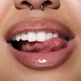 MAC Lipglass Air Блеск для губ, 5 мл, оттенок FROSTING — фото 5