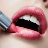 MAC Губная помада в стике с мерцающим финишем, 3 г, оттенок BOMBSHELL — фото 3