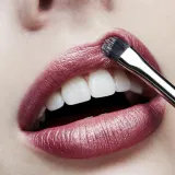 MAC Губная помада в стике с мерцающим финишем, 3 г, оттенок PLUM DANDY — фото 3
