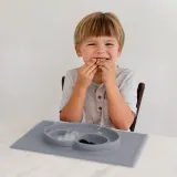 Ezpz Happy Mat силиконовая тарелка с подкладкой 2 в 1 серая, 1 шт — фото 5