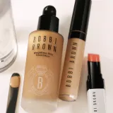 Основа Bobbi Brown Mini Weightless Skin Foundation SPF15, оттенок 18 - WARM PORCELAIN — фото 5