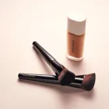 Кисть для теней Laura Mercier REAL FLAWLESS FOUNDATION BRUSH, 1 шт — фото 2