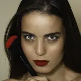 Delfy Cosmetics Губная помада в стике с эффектом сияния, оттенок LF101 - AURORA RED — фото 3