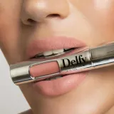 Delfy Cosmetics Губная помада в стике с эффектом сияния, оттенок LF111 - CREPE — фото 2