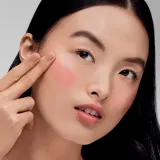 Румяна Estée Lauder Futurist Blushmaker Dewy Cheek Tint, оттенок 03 - STOLEN GLANCE — фото 2