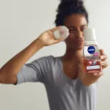NIVEA двухфазное средство для снятия макияжа с глаз ухаживающее, для водостойкой туши и чувствительных глаз, с витамином C 125 мл — фото 3