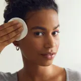 NIVEA двухфазное средство для снятия макияжа с глаз ухаживающее, для водостойкой туши и чувствительных глаз, с витамином C 125 мл — фото 6
