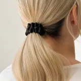 Poshyou Pure Black шелковая резинка для волос маленькая черная 1 шт — фото 3