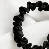 Poshyou Pure Black шелковая резинка для волос маленькая черная 1 шт — фото 4