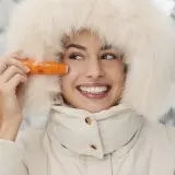 Collistar One Shot двойной стик 2 в 1: солнцезащитный гель SPF 50+ и перламутровый хайлайтер, для лица и тела, водостойкий, дорожный, 9 мл — фото 4