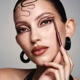 Nabla Cupid's Arrow Micro Eyeliner карандаш для глаз с ультратонким грифелем, дорожный формат, 0,075 г, оттенок RED FOLIAGE - Travel Size — фото 5