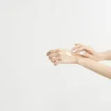 Pestlo Saferecipe NMN PDRN солнцезащитная сыворотка для лица SPF50+ PA++++ с ниацинамидом и центеллой, 50 мл — фото 4