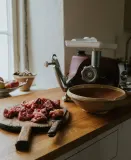 Насадка-мясорубка Ankarsrum базовый набор для кухонной машины Assistent Original 9 предметов белая — фото 3